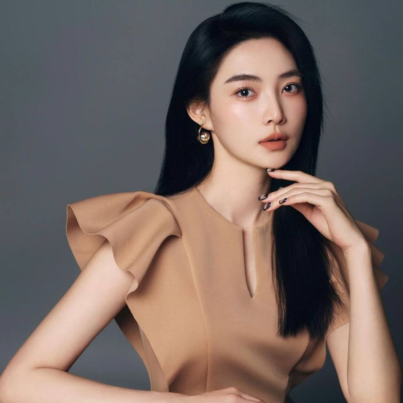 Jiaqi Tuesday morning recap:
Last night $BTC  pushed up to 64,000 and then got pushed back again. The chart was actually quite clear:
The bulls want to break 64,000 but don’t have enough strength; the bears want to sell down the market but also don’t have the volume—right now it’s a situation where neither side is strong.
Last night, the entire network saw $256 million liquidated; the long and short sides were roughly 50-50, and this also shows the market is just ranging and washing positions.
BTC failed to break through 64,000 again in a row, which indicates heavy pressure here. The key is that even positive news—like U.S. stock tech shares rising and earnings beating expectations—still can’t move BTC.
In terms of funding: BTC ETF ended three consecutive weeks of net inflows and turned to net outflows; also tonight AMD earnings is an important variable.
If the AI sector continues to strengthen, it could pull the market back to warmth; if it misses expectations, a tech pullback could also affect BTC.
So I think the 63,000-64,000 range is just going to hold—if there’s no clear direction, don’t act. Wait for 64,000 to stabilize, or for a breakdown below 63,000 before making a move.
‍#Gate资产规模位列全球Top6 