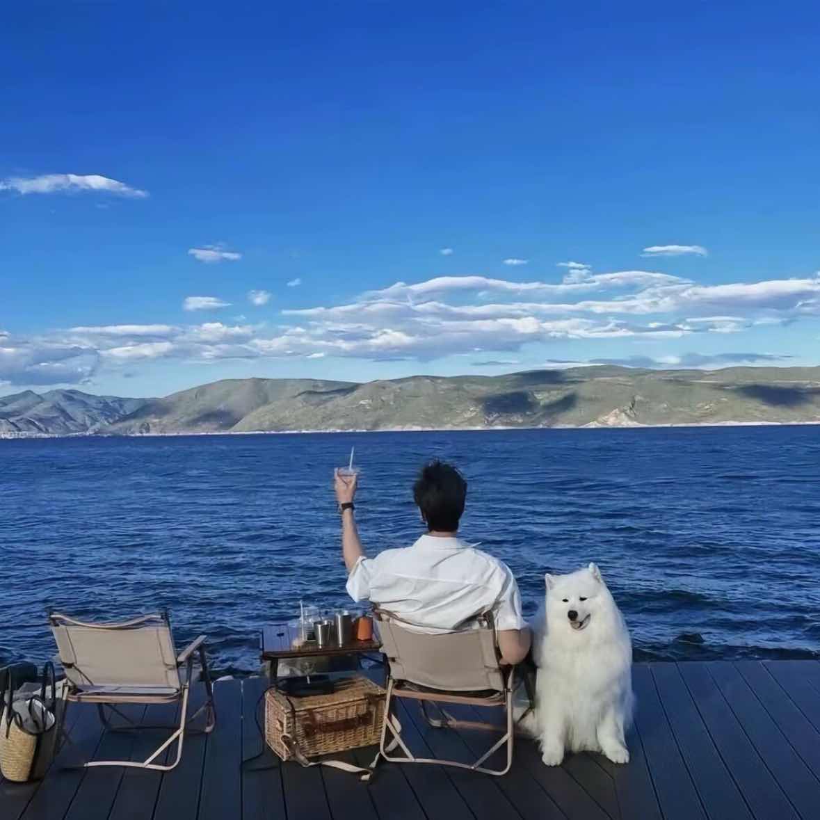 📊April 28th 15:28 XRP Technical Analysis Outlook is Bullish  
Current price XRP=1.38, conclusion: Long-term bottoming pattern, medium-term bullish; 1H/4H golden cross confirmed, short-term rebound structure intact, suitable for trend-following longs.  
 (For reference only)  (Current price 1.38 can enter directly)  
1. Trend Judgment (Bullish + Golden Cross)  
• Daily: Bottom consolidation between 1.20–1.40, weekly MACD low-level golden cross, clear bullish divergence.  
• 4-hour: Break above 20/50 EMA, bullish alignment, golden cross upward momentum strong.  
• 1-hour: Golden cross continues, pullback does not break support, 1.38 is a key level distinguishing strength from weakness.  
One sentence: Valid golden cross, trend is bullish, pullbacks are buying opportunities.  
2. 1.38 Long Position Plan (Enter directly / Add on pullback)  
Entry zone: 1.37–1.39 (Current price 1.38, enter long directly)  
Stop loss (must include)  
• Stop loss: 1.32 (below key support, to prevent reversal upon breakdown)  
Take profit (partial)  
• First take profit: 1.45–1.47 (previous high in the range, close 50%)  
• Second take profit: 1.55–1.58 (medium-term strong resistance, close remaining 50%)  
Risk control  
• Position size: 1/3 of total, single loss ≤ 2% of total funds.  
3. Key Price Levels Quick Notes  
• Strong resistance: 1.45/1.55/1.70  
• Strong support: 1.38/1.32/1.30  
One sentence summary:  
Buy lightly at 1.38, stop loss at 1.32, target 1.45→1.55; confirmed bullish golden cross, can add on pullback near 1.37.