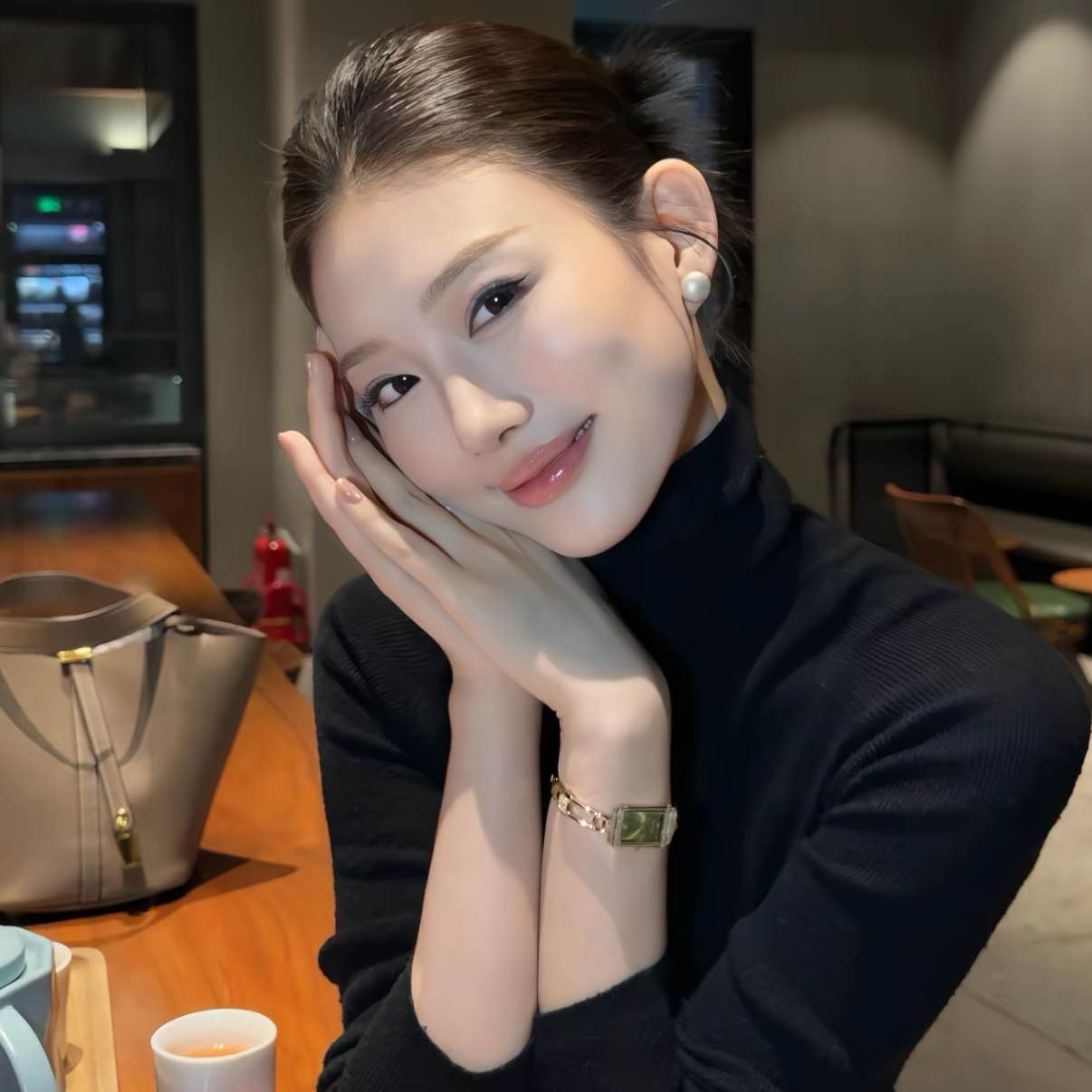 Why do I, a complete beginner, always manage to make steady profits without getting liquidated? $ETH 
A new trader invested 2400 USD and, in two months, grew it to 97k USD. Now the account is steadily at over 170k USD, with zero liquidation throughout the process!
Don’t say it’s luck; long-term profitability relies on solid trading logic, which is also my mindset from going from 7,000 USD to financial freedom:
1️⃣ Split funds to control risk  
Divide the principal into three parts: one for intraday, one for swing trading, and one as a safety net. Never go all-in; survive first, then make money.  
2️⃣ Only trade with certainty  
Avoid choppy markets, don’t trade frequently, focus on trending moves, and take profits immediately at 20%.  
3️⃣ Strictly follow rules and control emotions  
Enforce strict stop-losses, don’t hold onto losing positions, take profits and reduce positions without greed, and don’t add to losing trades. Follow the rules precisely.  
Stop blindly trading and getting caught or liquidated!  
If you want to learn stable risk management, position sizing, and trend capturing, message me directly. I’ll guide you step-by-step. #WCTC交易王PK 