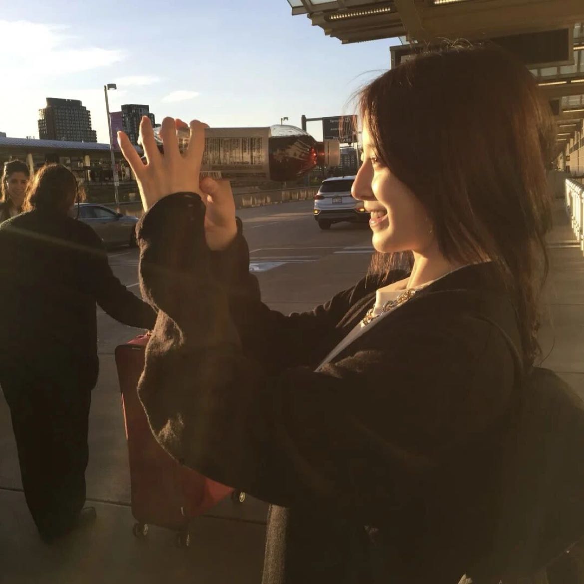 $SOL  Currently around 80.180 USDT~
Do you think we should keep grinding higher or is it about time for a pullback?
Let me share my thoughts first: my conclusion leans more towards: a pullback first, then look for the next direction.
Here's how I see it:
First, this rally seems more like an emotional push, and the follow-through hasn't caught up yet.
Second, the buying momentum isn't strong enough; there's still a bit of a gap before a clear breakout.
Let me also share a small principle of mine: only add to wins, not to losses; trial positions at 20%, main positions at 50%, and accelerated positions at 30%.
My suggested price levels:
Entry: 80.821 USDT
Estimated target: 76.011 USDT
Where to exit if wrong: 82.746 USDT
But the biggest risk at this level is a quick rebound right after a sharp drop, which can easily shake your confidence.
If you were in your shoes, would you buy in now and watch a bit longer, or just stay on the sidelines for now?