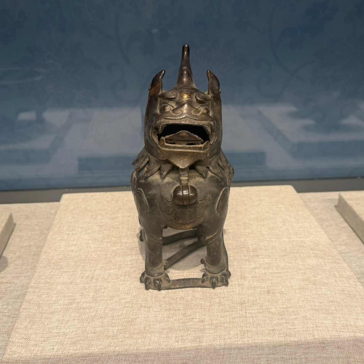 #加密行情预测 ETH Analysis
Yesterday's review: Price oscillated upward, rising from 2911 to 3008, then retraced to 2945 and oscillated slightly upward. The entire day saw a fluctuation of 91 points. If following the blogger's yesterday entry point, it was another profitable day.
The four-hour chart Bollinger Bands show three lines trending upward, with the price oscillating higher and stabilizing above the middle band. After testing the MA120, there was a slight pullback, with MA30, MA10, and MA5 trending upward below the price. The price stabilized above MA10 and the middle band, attempting to move higher. The MACD fast and slow lines are above the zero line, with a double bullish crossover, but are now leveling off, indicating unstable bullish momentum. The RSI fast and slow lines have a dead cross, with the gap not fully opening, so a complex crossover remains possible. The one-hour chart Bollinger Bands are starting to contract, with the middle and lower bands trending upward. The price retraced but did not break below MA30, and after stabilizing above MA30, it began to test upward. The moving averages are crossing in a converging manner, trending upward. The MACD fast and slow lines are above the zero line and about to form a bullish crossover, with decreasing bullish momentum. The RSI fast and slow lines are forming a bullish crossover again, trending upward. Conclusion: Price oscillates upward, with upward movement limited by the four-hour MA120, and retracements oscillate.
Resistance: 2995 3056 3118
Support: 2926 2903 2828
Strategy: Short if price breaks below 2995, add positions at 3056, reduce positions after retracement.