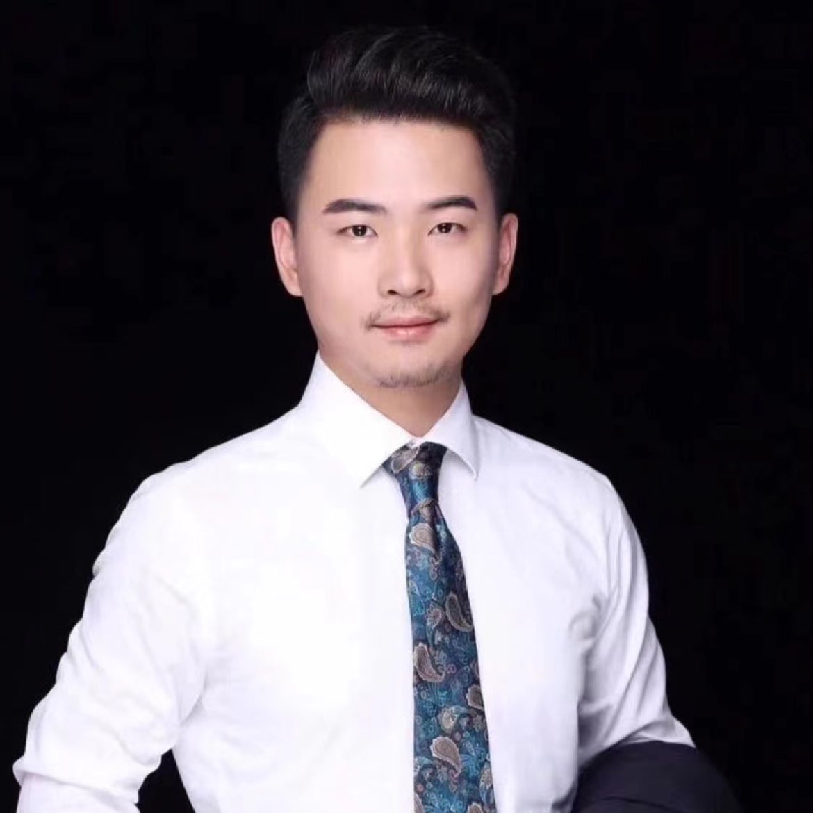 3.28 Ethereum short-term reference: Ethereum (ETH)) market analysis reference. Currently, Ethereum is trading at $1985. On the daily chart, the recent movement hasn't looked very good, with consecutive bearish candles. Over the past two days, the candlesticks formed a very obvious double top pattern, with the peaks around 2171 and 2075. Once the double top appears, the bearish momentum kicks in. Yesterday's daily candlestick is even more interesting, as it tested downward with a long lower shadow, with the lowest point around 1958, indicating that there are buyers starting to support the price below. However, whether this support can hold steady remains to be seen. Switching to the hourly chart, the current price is oscillating between roughly 1970 and 1996, with no clear direction. But note that at 4 a.m. today, the hourly chart formed a single needle bottom, with a low of 1979. This pattern suggests that short-term support is beginning to strengthen. In terms of indicators, the daily MACD has confirmed a death cross, with DIF and DEA values at -1.2 and +10.5 respectively. The histogram has also turned negative, indicating that the bearish momentum on the daily timeframe has not yet fully released. However, on the hourly chart, a signal has appeared—the MACD just experienced a golden cross, with a value around 4. Although the strength isn't very strong, it at least indicates a short-term rebound demand. The moving average system is still in a bearish arrangement, with the price being pressed down by all EMA lines—7, 30, and 120 are all above the current price. The 1986 level on the hourly chart is particularly critical; the EMA7 is right there. For the price to move upward, it must first stabilize above this line. Overall, the larger cycle remains bearish, but some rebound signals are appearing on the smaller cycle. Whether it can rally depends on whether the 1986 level can be effectively broken and the price can hold above 2000. 3.28 Ethereum short-term reference: range 2095-2065, with support at 2280, target below 2020, and range 1960-1910. Stop loss at 50 points, target above 2000. Sending has a delay; strategy suggestions are for reference only. Market conditions change rapidly. No matter how confident you are in your market judgment, always manage your take profit and stop loss to secure gains.