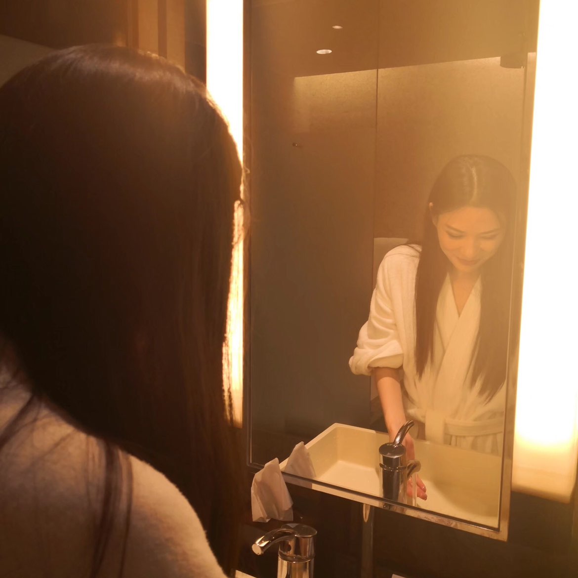 Today (March 11, 2026) BTC ≈ **69,800–70,000** USD, ETH ≈ **2,050–2,080** USD (based on real-time aggregated data, prices may still fluctuate slightly).
**Common precise long and short entry reference points** (based on current price + recent 1-4 hour / daily key structure calculations, suitable for short-term / intraday trading):
**Bitcoin (BTC)**  
- Aggressive long entry: 69,550–69,620 (near intraday low + Fibonacci 0.618 retracement)  
- Conservative long entry: 69,000–69,200 (strong support zone)  
- Aggressive short entry: 70,400–70,500 (near intraday high + previous high resistance)  
- Conservative short entry: above 71,000 (break of structure confirmation)
**Ethereum (ETH)**  
- Aggressive long entry: 2,040–2,055 (near intraday low + short-term moving average support)  
- Conservative long entry: 1,980–2,000 (major support level)  
- Aggressive short entry: 2,100–2,120 (near intraday high + Fibonacci 0.382–0.5 resistance)  
- Conservative short entry: above 2,150 (previous high + daily structure resistance)
**Probability of rally / crash** (within 24–48 hours, based on current structure + market sentiment):  
- BTC: Probability of rallying above 71k ≈ **35–40%**, probability of crashing below 68.5k ≈ **45–50%** (more bearish, higher chance of oscillating downward)  
- ETH: Probability of rallying above 2,150 ≈ **30–35%**, probability of crashing below 2,000 ≈ **50–55%** (weaker follow of BTC, higher acceleration after breaking 2k)
The crypto market is highly uncertain. The above are only common technical references, not investment advice. Strict stop-loss!