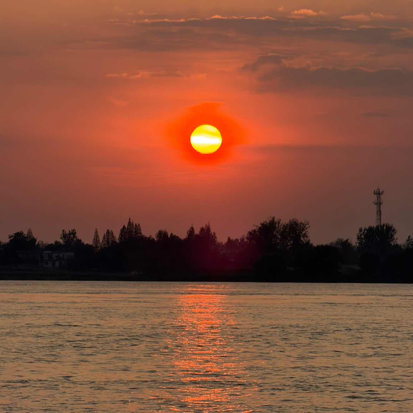 Whether the four-year cycle still exists is a hot topic of debate in the community. On one side are those shouting "the cycle is dead," believing that Bitcoin's size has grown, the macro environment has changed, and the old four-year pattern should be obsolete. On the other side are those citing historical data, pointing to bottoms every few years on the K-line charts, insisting that the cycle hasn't changed.
Ben's examples are quite practical. In 2022, the market bottomed out, as it did in 2018. Going further back, the 2020 crash due to the pandemic created an even deeper dip, but the rhythm still roughly follows a low point every four years. These points are not arbitrarily drawn after the fact.
Interestingly, he emphasizes that this is not unique to Bitcoin. Bitcoin itself does not create cycles, but it is indeed highly sensitive to the current market. In his words, Bitcoin is more like it can "sense" market weakness. That is to say, Bitcoin is not the origin of the cycle but a reflection of the cycle in asset prices. This shifts the debate from "Does the Bitcoin cycle still exist?" to "Is the market cycle still effective?"
In other words, the behavioral patterns of market participants haven't changed. The four-year span coincides with the human emotional rhythm of panic, greed, and panic again. The macro narrative and policy environment have changed, but people's aversion to losses and desire for quick wealth haven't evolved enough to break this rhythm. $ETH 