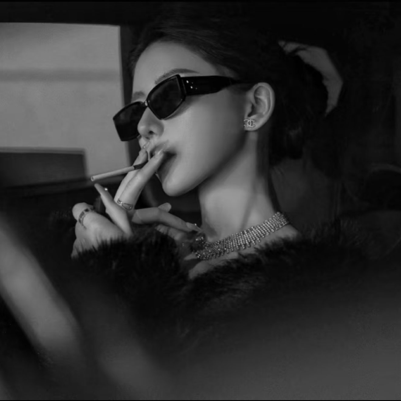 April 9 🚨 | Thursday | Early morning 🚨  
BNB currently faces multiple adverse factors such as regulatory policy constraints and intensified industry ecosystem competition, resulting in significant uncertainty in its market development environment.
From a technical perspective, the daily chart continues to make new lows, with multiple rebounds on the four-hour chart encountering strong resistance. The candlestick patterns frequently show long upper shadow bearish structures, and the hourly Bollinger Bands are persistently diverging downward. Technical indicators across all timeframes collectively form a bearish pattern.
Trading should adhere to a rational and cautious approach, avoiding blind optimism and speculative psychology. In the short term, maintain a bearish trading mindset on $BNB . Any phased rebounds can be seen as opportunities to short the trend, and it is not advisable to bottom-fish against the trend.
🎯 Yan En's Today’s Guide
• Tactical direction: Short
• Entry zone: Around 608 to 612 for short positions
• Risk control stop-loss: 620
• Take profit: 594-590
   ( If the price effectively breaks below the 582 level, further downside can be expected )
‼️‼️ Risk Reminder: The above content is for reference only and does not constitute any investment advice. Leveraged trading involves significant risks; please carefully assess your risk tolerance.
#特朗普最后期限施压伊朗 
#Gate广场四月发帖挑战 #BTC突破71000美元 