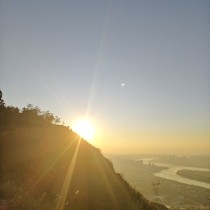 1. Risk sentiment recovery and rapid price rebound: After the tariff threat was lifted, BTC rebounded from a low of approximately $87,000, once breaking through $90,000; ETH also experienced a V-shaped reversal, surpassing the $3,000 mark; the overall market showed a “rising trend with爆仓” (rapid long-short switching, leveraged funds being wiped out), with about 147,000 investors爆仓 and a total of $647 million in liquidations within 24 hours.
2. Reversal of capital flows: Risk asset preference rebounded, with the three major US stock indices rising simultaneously, increased net inflow of funds into the crypto market, a slight rise in open interest in futures contracts, and outflows of safe-haven assets (gold, USD).
3. Improvement in sentiment indicators: The Fear and Greed Index quickly rebounded from the “Fear” zone to “Neutral,” social media and exchange activity increased, and FUD (Fear, Uncertainty, Doubt) significantly cooled down.
II. Medium to long-term structural impacts (requires ongoing tracking)
1. Stable expectations of US-EU regulatory cooperation: Avoiding escalation of trade wars, creating space for negotiations on cross-border crypto asset regulation, AML, VASP registration mutual recognition, etc.; some policies previously frozen due to tariff threats may restart.
2. Arctic and Greenland geopolitical cooperation: The agreement framework involves mineral extraction, military deployment, etc., potentially driving demand for related blockchain applications (supply chain, traceability, digital identity).
3. Macro environment and interest rate expectations: Market focus shifts from “trade war” to Federal Reserve policies, inflation data, and rate cut expectations, which remain core factors influencing the long-term trend of the crypto market.
4. Increasing market segmentation: High-quality assets (BTC, ETH, compliant platform tokens) are more favored by funds, while low-liquidity, high-leverage, and non-application-specific altcoins pose increased risks.
III. Trading and position management suggestions (tailored to your short-term and futures habits)
1. Short-term (1-2 weeks): Focus on breakout of the $89,000-$91,000 range; for futures, suggest light positions with a try-long approach, stop-loss below $88,000; for spot, buy on dips in batches, avoid chasing highs.
2. Medium to long-term (1-3 months): Focus on monitoring US-EU regulatory negotiations, Federal Reserve rate cut expectations, and Greenland cooperation agreements; build positions in high-quality assets in batches, keep total position within 50%, and reserve cash for market volatility.
3. Risk control: Reduce leverage (recommend no more than 3x), set strict take-profit and stop-loss levels, avoid heavy bets at key levels (such as $90,000, $3,000); conduct regular reviews and adjust strategies.
IV. Key tracking list (to facilitate your future decisions)
1. Progress of US-EU crypto regulation negotiations (cross-border trading, AML, VASP mutual recognition).
2. Signing and implementation status of the Greenland cooperation agreement.
3. Federal Reserve’s January FOMC meeting (January 27-28) and changes in rate cut expectations.
4. Data on BTC, ETH futures open interest and capital flows.