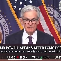 #Gate广场四月发帖挑战 $BTC  ‌#SOL$SOL 
Major Good News: On April 4th, BlackRock officially submitted its first spot Solana ETF application, and the SEC has initiated rulemaking procedures. This marks a key breakthrough in the compliance process for SOL—currently the most important mid-term catalyst.
Position Allocation: Recommended to allocate 10%-20% of the total crypto portfolio (reduced from previous levels due to increased uncertainty).
Buying Strategy (must adhere strictly):
Level Price Range Position Ratio Explanation
Level 1 $79-$82 20-30% Light position for tentative accumulation
Level 2 $70-$75 30% Dense support zone; if stabilized, add more
Level 3 $60-$65 20-30% Oversold chips in extreme pessimistic scenarios
Keep Cash — About 20% To handle unexpected drops