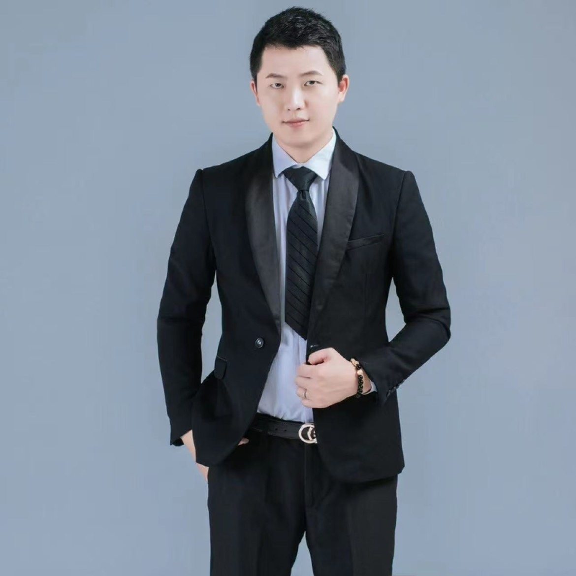 Let's talk about topics beyond the market charts—news sentiment.
If the US and Iran stop fighting, can the crypto market go up?
Not necessarily. War only increases the probability of a decline; the core issue still comes down to the crypto space itself lacking new narratives and growth drivers.
Simply put, the story has been told. If stopping the war is considered a positive signal, you can look at the Russia-Ukraine conflict—markets only dipped briefly, and all losses were recovered by the same evening.
Looking further back, during the decentralized revolution, Bitcoin was dubbed digital gold. Theoretically, the more chaotic the world, the more Bitcoin should rise. So why has it been falling endlessly during this period?
The essence of finance is humans eating humans.
No matter how you see it, there are reasonable arguments to defend your stance.
Our core focus should still be how to earn more USD.
In this market environment, how to ensure you don’t lose your education?
Make some small trades, earn a few thousand dollars each month,
and cover your living expenses—that already puts you ahead of 99% of people.