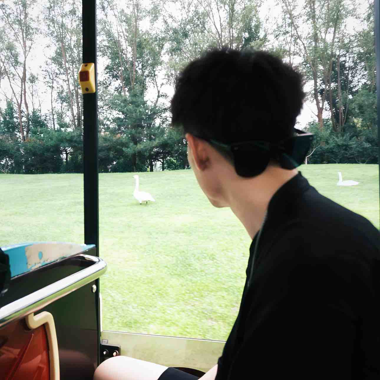 📉 90% of people are wrong using MACD
They buy as soon as they see a golden cross,
and think a reversal is coming when the red histogram shortens.
What’s the result?
They miss the rebound and lose the entire trend.
👇 This chart directly reveals the truth about MACD.
① Remember one thing first
The zero line determines whether you follow the trend or bet on a rebound.
DIF, DEA below the zero line + heading down
👉 This is a standard bear market
At this time:
Red histogram shortens ❌ is not a buy signal
It just indicates weakening downward momentum
The essence still favors the bears
📌 The “improvement” within the bears should be viewed as a rebound.
② Golden cross ≠ guaranteed rise
The key is to look at one thing: where it occurs
🔥 Golden cross above the water (strong)
Golden cross occurs above the zero line
Red histogram begins to lengthen
👉 This is not a rebound,
👉 but an acceleration within the trend
📈 This is the most favored signal for trend traders.
⚠️ Golden cross below the water (weak)
Golden cross below the zero line
Green histogram shortens
👉 Essentially:
Short covering
Short-term rebound
📉 Low stability, weak momentum,
most of the time just giving you an opportunity to exit.
③ How should MACD be truly interpreted?
✅ Zero line → determines trend direction
✅ Histogram → judge the strength of momentum
✅ Position of the golden cross → decide the signal level
💡 To sum up in one sentence
MACD never tells you “whether to buy” or not,
it only tells you:
whether you are following the trend,
or betting on a rebound.
If you don’t understand the zero line,
learning more MACD won’t help.
$BTC $ETH 