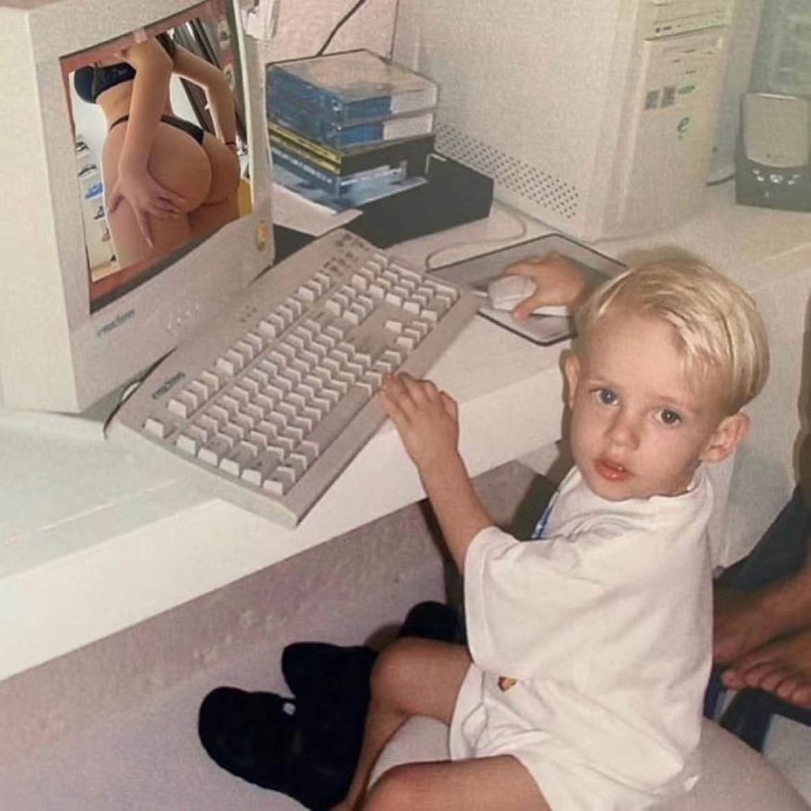 In the past 24 hours, the total liquidation across the entire network reached $371 million, with long positions liquidated at $241 million and short positions at $130 million. Among them, Bitcoin long positions liquidated at $85.252 million, Bitcoin short positions at $58.6189 million, Ethereum long positions at $48.3205 million, and Ethereum short positions at $30.44 million. Maggi added margin again, so be sure to manage your positions well #元宵赏月领红包 $ETH 