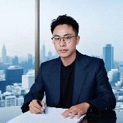 #PEPE As of 2:00 on January 5, 2026, PEPE has not shown clear signs of topping out, but there are risks of partial short-term profit-taking and selling pressure. The overall pattern remains oscillating and weak, with no conditions for a confirmed trend top. The following are comprehensive assessments and operational suggestions:
1. Core Dimension Judgment (Market + Whales + Technical)
- Market Sentiment: Cryptocurrency fear and greed index is neutral to slightly optimistic. BTC stabilizes around $90,000 after fluctuation. Mainstream coins are recovering, but MEME sector funds are clearly flowing out. PEPE lacks sector resonance support.
- Whale Address Movements: Significant bullish and bearish divergence. A large whale transferred $3.7 million worth of PEPE to exchanges for liquidation. An old address holding 168.55 billion PEPE has cashed out about $969,000. Meanwhile, institutional addresses are accumulating 1.51 trillion PEPE, indicating possible short-term control and swing trading. No large-scale collective exit overall, but localized selling pressure should be watched.
- Technicals: Daily RSI=43.5 (not overbought), MACD below zero line without a golden cross, price below 50-day and 200-day EMA, indicating weak rebound; 24-hour trading volume around $15 million, no signs of volume-driven top, funds have not exited massively.
2. Top Confirmation Conditions (Must be met simultaneously)
1. RSI >70 with bearish divergence, or rapid surge followed by volume-driven decline.
2. MACD death cross above zero line, with histogram bars continuously enlarging.
3. Price falls below 50-day EMA with volume doubling and net outflow of main funds.
4. Rapid pullback after a high or previous high, forming a reversal candlestick with “long upper shadow + volume increase.”
5. Whale addresses transferring large amounts of tokens to exchanges, with net outflows exceeding $50 million for three consecutive days.
3. Operational Checklist (Primarily swing short)
1. Short at $0.0000072-$0.0000075 on rebound, stop-loss at $0.0000078 (above previous high), target $0.0000064.
2. If volume breaks below $0.0000064, add to short positions on rebound to $0.0000064-$0.0000066, stop-loss at $0.0000068, target $0.0000059.
3. If a single-day volume surges over 20% with RSI >70, combined with large whale outflows, consider light short positions, with stop-loss 2% above previous high.
4. Position control: do not exceed 10% of total funds in a single position, enforce strict stop-loss to avoid counter-trend bottom fishing.
4. Risk Warning
PEPE is a high-volatility MEME coin with no fundamental support. Whale control can cause abnormal price fluctuations. Judgments should be based on comprehensive analysis of market sentiment and whale address movements. The above is only technical and on-chain analysis and does not constitute investment advice.