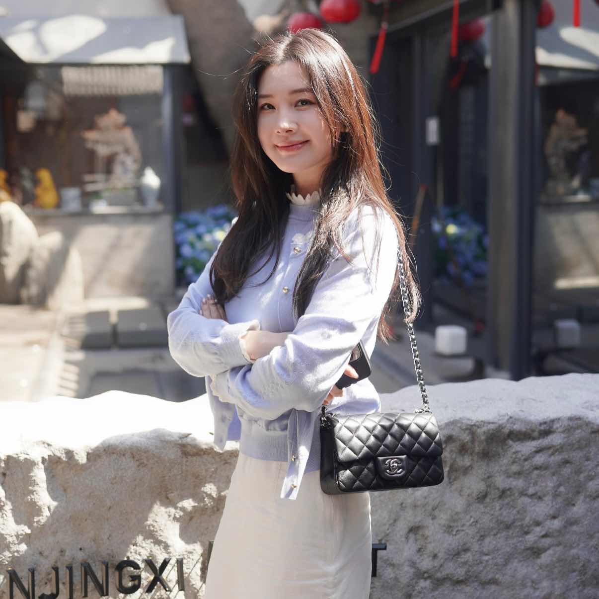 Having afternoon tea with a beautiful woman, and while you’re at it, chat about today’s view on the overall market🔥🔥🔥
The market performance is extremely sluggish. Currently, $BTC  has been steadily increasing and breaking through 76000 on continuously expanding volume over the past week, reaching and consolidating around 78800. 78800 is right where it adheres to the upper Bollinger Band, but below, there is clear intraday support around 77500 that lifts the price, preventing a near-term “waterfall” drop.
But looking again at $ETH : the day before yesterday, after Ethereum surged to around 2400, the price once again met resistance and fell. This shows that there is some sell pressure sitting around 2400. Intraday, Ethereum’s earliest resistance is constrained by the 10-day MA around 2350, so before any major positive news, we still adopt a high-short (sell from above) mindset.
After Ethereum touched 2300 at midday, the price rose slightly, but the 4-hour rebound lacked strength. At 2:00 p.m., it closed around 2315 and then was pressured back down. Today, closely watch: if the price continues to fall, the next key support is around 2280. So today you can take a position following the trend, with a stop loss set at 2350. For direct trading, you can set the stop at 2285, which also happens to be the doubling.