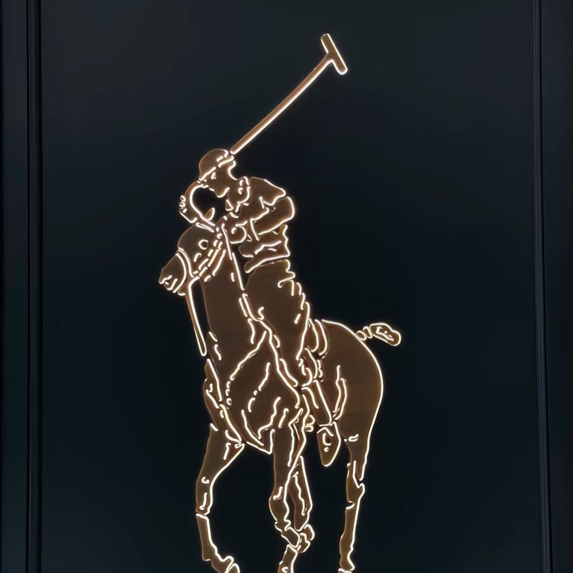 Evening outlook is quite straightforward: bearish bias.
This rally is just a news-driven pulse that came quickly and will leave quickly, with no sustained momentum. The 1-hour chart shows a sharp pullback from highs with a prominent long upper wick. The selling pressure above is heavy, and both structure and volume don't support a reversal. The probability is that prices will continue lower from here.
The trading strategy in one sentence: wait for a high to short.
Short in batches at 72000–72600, stop loss at 73000.
Target downside at 70000, if broken continue holding until 69300, extreme downside target at 66500#加密行情震荡 #中东局势引发全球市场暴跌 #Gate储备金报告 $BTC 
