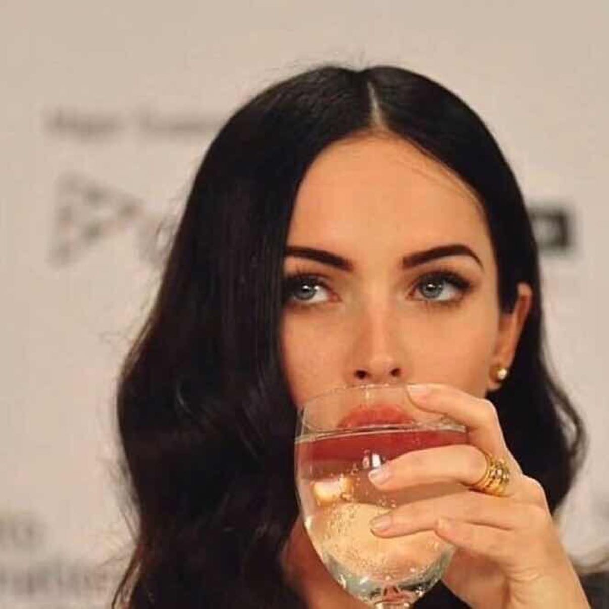 Half-month profit 28%! April 29th live review: When the market is anxious, quantitative strategies are compounding.
Today is April 29th, the last few hours before the Federal Reserve's interest rate decision announcement.
Watching the circle of friends filled with predictions of "rate hikes or cuts," I quietly reviewed my own quantitative statistics table.
From depositing $100k on April 13th to today, April 29th:
Current balance: $128,244.65
Half-month net profit: $28,242.43 (a return of 28.24%)
Today’s gains: $1,237.74
Many traders are repeatedly debating long or short at the 4560 level, but my system only cares about volatility.
Looking at the drawdown: statistics show that even during today's intense shakeout, my maximum floating loss ratio is only -0.45%.
Looking at defense: the prepayment ratio still remains at a terrifying level of 203,660.74%. This means that even if the Fed releases some "black swan" tonight, my positions have enough buffer.
In this market, the most expensive thing is not technology, but emotion. While others are guessing rise or fall and risking everything, we only use probabilities to compound.
Stability is the real strength.
👇 The last tough battle at the end of April, are you ready to face the Fed's shockwave? Share your holdings in the comments.