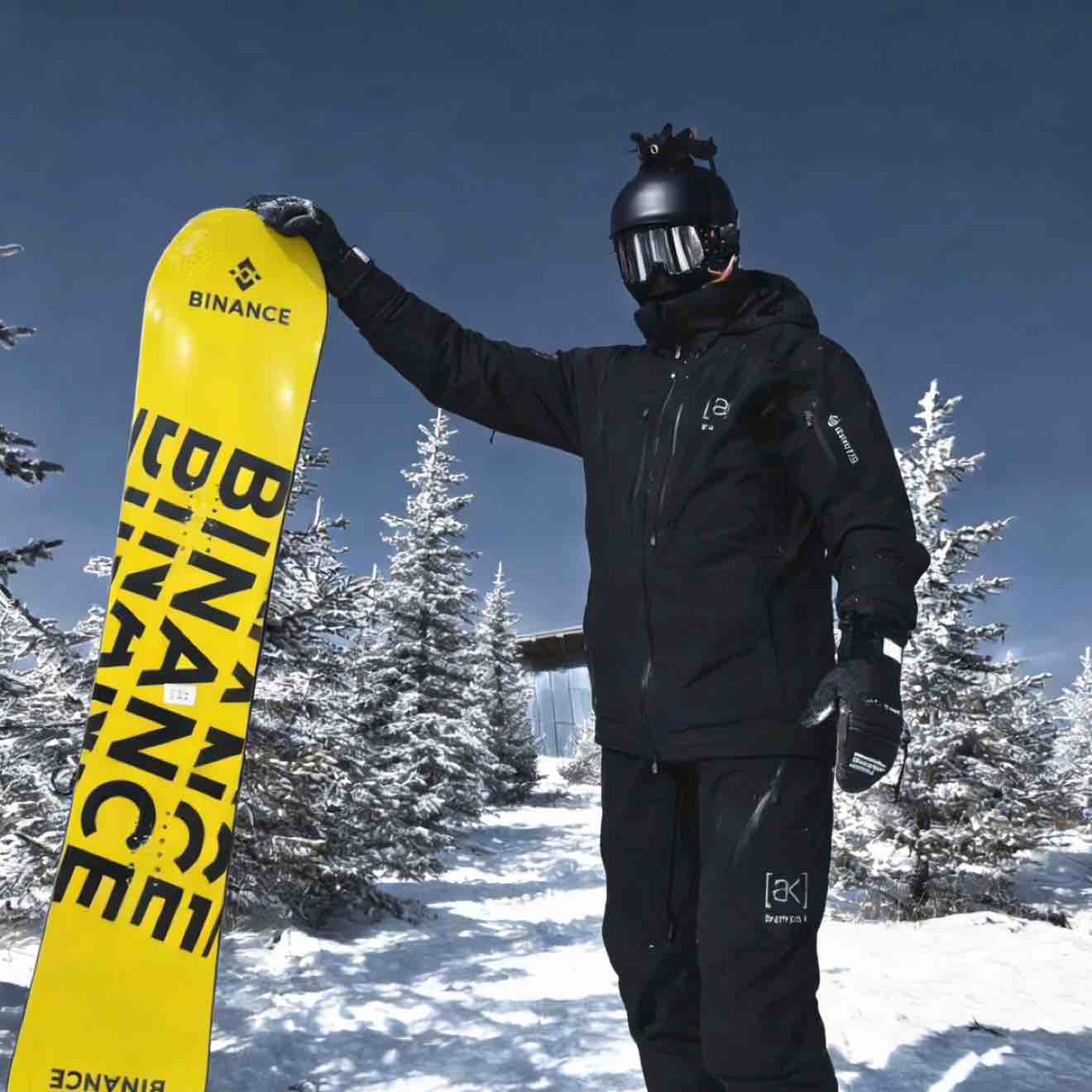 Good afternoon, brothers!
After waking up, big pie has returned to yesterday's consolidation range, and the movement is indeed quite frustrating. Yesterday's pattern looked good, but we still couldn't effectively break higher, with consecutive days of rebound resistance, making short-term operations clearly more difficult.
BTC Strategy
The daily rebound structure remains intact, but consecutive highs haven't broken through, which will impact confidence.
Intraday still focuses on dip-buying:
• Dip to 69500–68500 zone can accumulate longs in batches
• Watch 71500 resistance above, breakout targets 73000–74000
• If effectively breaks below 68000, temporarily abandon longs, can wait for spike to 65000–66000 to reposition
ETH Strategy
Ethereum's daily rebound structure hasn't broken, still consolidating above support,
Operations still focus on longs as primary, shorts as secondary:
• Dip to 2000–1980 zone to accumulate longs
• Watch 2080–2100–2130 resistance above#Gate蓝龙虾重磅上线 