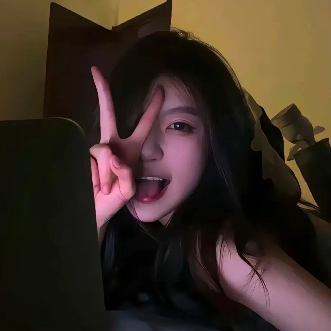 #Gate蓝龙虾重磅上线 $ETH Evening Strategy (CPI Data Edition)
ETH continues to consolidate within an expanding megaphone pattern. Tonight at 20:30, the US CPI data is the key breakout point. Once the data is released, volatility is likely to amplify.
Core Range
• Support: 2006–1985 → Break below to see the lower bound of the megaphone at 1968 → Break further to 1927
• Resistance: 2037–2052 → Only a breakout can potentially push towards previous highs at 2088, 2115, or even new highs
• Consolidation Center: 2006–2037, likely to remain within this narrow range for a shakeout before the data
Trading Signals
• Long on the right side: Break above 2025 with volume, follow the trend for a rebound
• Short on the right side: Break below 2009 with volume, follow the trend for a pullback
• Hourly level: Hold above 2037, target 2052–2088
• 4-hour level: Break below 2012, target 1985–1936
Key Reminder
Data market volatility is intense. Watch volume closely, strictly set stop-losses, and avoid heavy early bets on the direction.