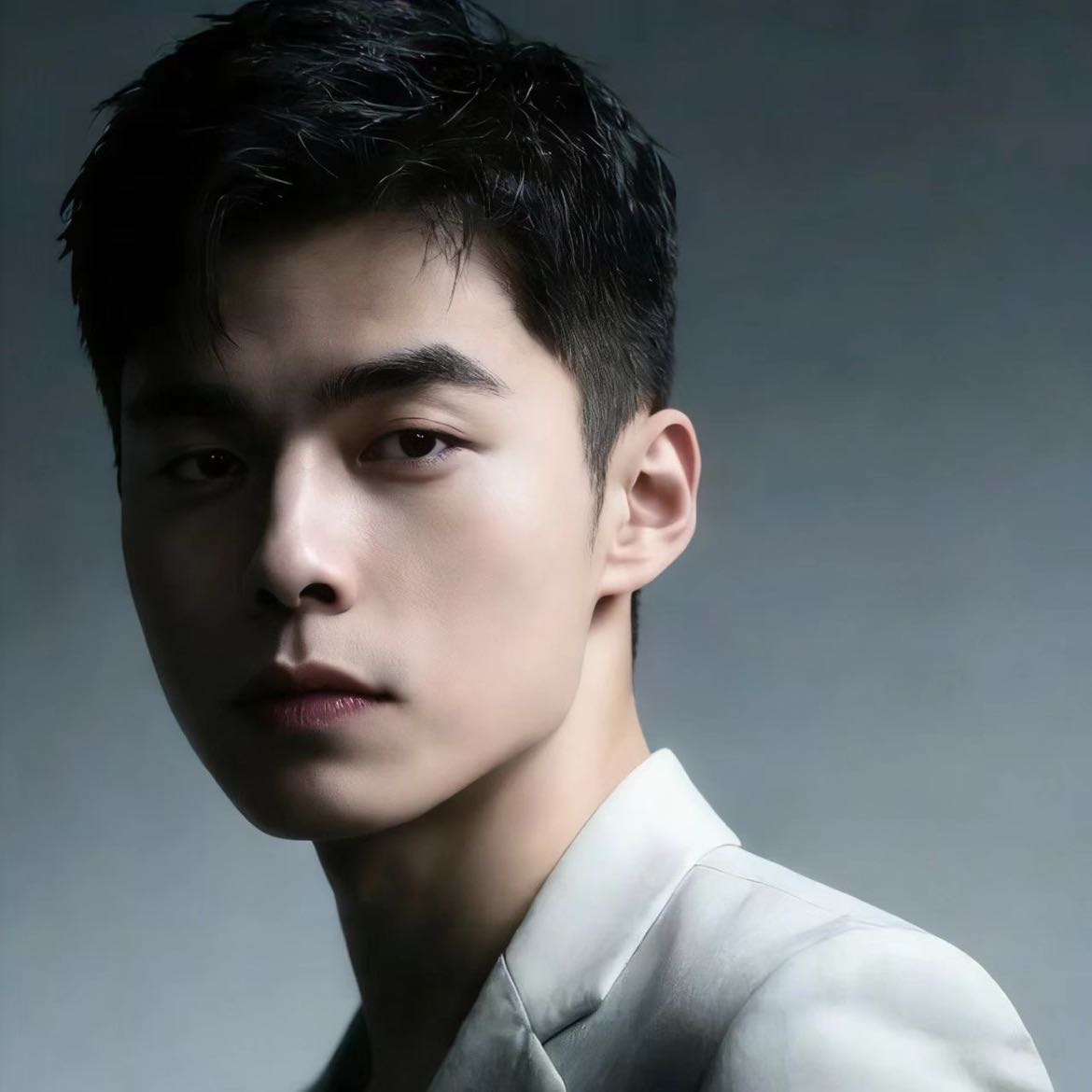 “I and the old will perish together  #ETH走势分析  Next year still welcomes blooming flowers” 2025 is about to pass, how to look forward to 2026? First, I wish all crypto friends good luck and continuous profit growth!!!
Based on current technical trends and market analysis, here are the core points of the Bitcoin (BTC) trading strategy for 2026:
Current Pattern and Key Levels
Bitcoin at the end of 2025 is in a consolidation pattern. The key technical levels are:
Support below: $85,000 is the recent core support area. If broken, it may drop to $80,600.
Resistance above: $91,000 is the first critical resistance to break the current consolidation and initiate an upward trend.
Core Trading Ideas for 2026
Market expectations for 2026 are divided, and trading should balance trend following and risk management.
1. First half of the year: Focus on breakthroughs and potential upward movement
If the price volume breaks through and stabilizes above $91,000, it can be seen as an initial signal of an uptrend, with targets potentially reaching $94,700 and higher.
Some analyses suggest that the cycle high may occur in Q2 of 2026, with mainstream institutional reports optimistic about Bitcoin reaching $250,000. This can serve as a long-term reference target after the trend is established.
2. Year-round fundamentals: Use dollar-cost averaging and range strategies to cope with uncertainty
Considering the market may continue high volatility and structural changes, adopting dollar-cost averaging (DCA) is an effective way to spread costs and reduce timing risks.
Before a clear trend forms, operate within the core range of $85,000-$91,000, gradually accumulating near support levels, with strict stop-loss settings.
3. Risks and turning signals to watch out for
If the price effectively breaks below $85,000 support, be alert to the risk of deep correction and consider reducing positions.
Closely monitor macro liquidity (Federal Reserve policies), spot ETF capital flows, and changes in global regulatory developments, as these are key variables affecting medium- and long-term directions.
In summary, trading in 2026 should be based on strict risk control at key levels, patiently wait for range breakouts to confirm trends, and use dollar-cost averaging or phased strategies to cope with market uncertainties. Remember to stay tuned! $BTC 