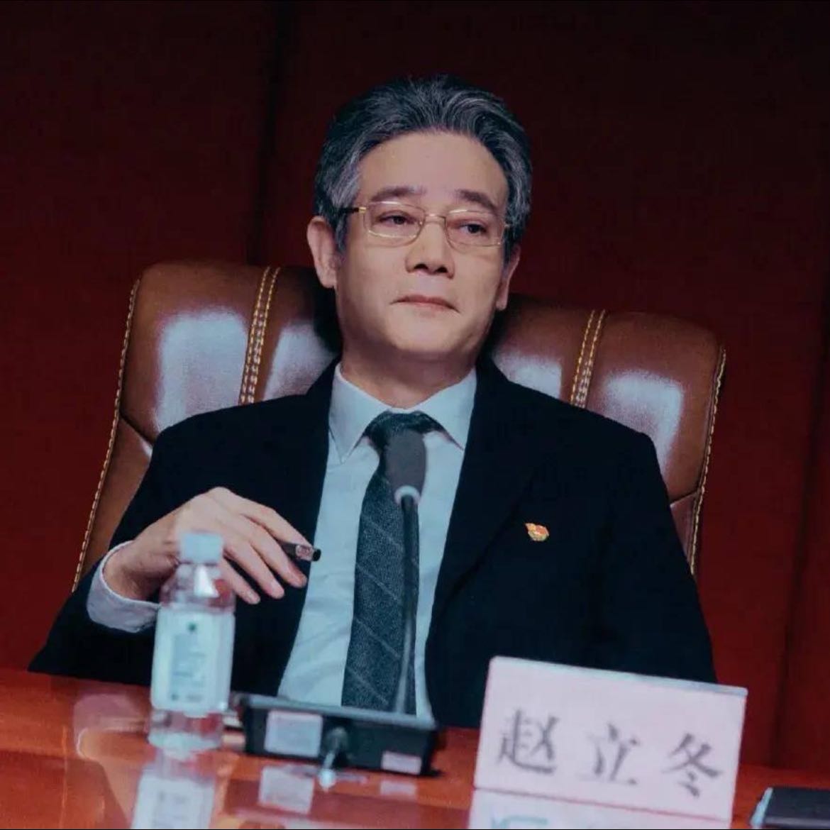 Arbitrum officially announces the urgent freezing of the 30,766 ETH held by KelpDAO hackers, drawing a flood of criticism in the comment section. The Arbitrum Security Council directly intervened, forcibly transferring the 30,766 ETH from the hacker's address to a frozen wallet, temporarily removing it from the hacker's control. Once this move was made, the community instantly exploded, with many voices accusing it of being a blatant centralized operation, severely violating the principle of blockchain decentralization, turning "immutability" into a joke. In fact, whether frozen or not, it’s impossible to satisfy everyone:
No freeze = inaction, allowing hackers to run free;
Freeze = exercising privileges, breaking the bottom line of decentralization.
Those watching the spectacle will never understand the pain of the stolen. Only victims know the despair of their funds suddenly dropping to zero. This problem has no perfect answer in the first place.