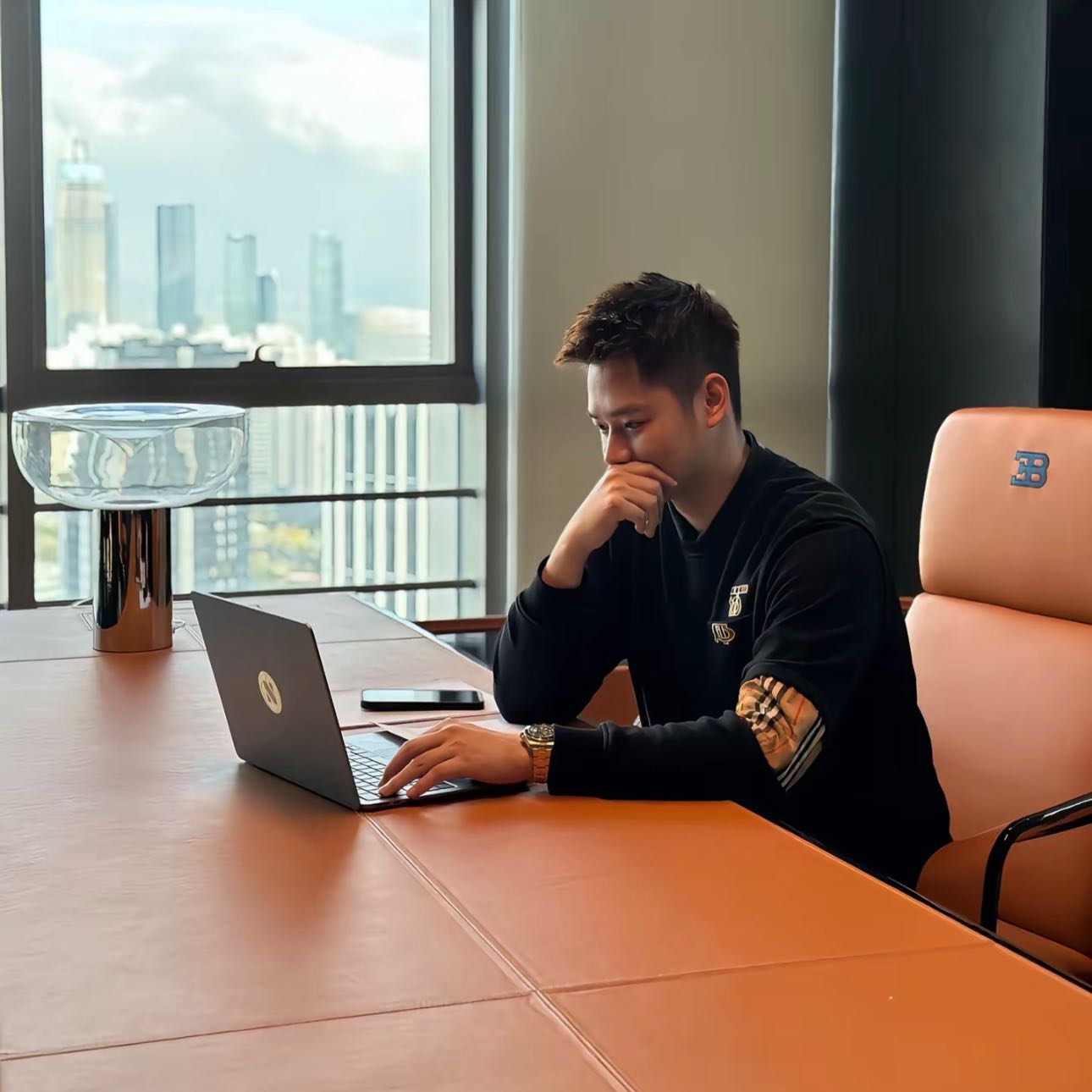 7.28 Lao Jiang’s psychological journey  
Ever since I stepped into the crypto circle, it’s been exactly nine years. Back then, like most retail traders, I carried fantasies of getting rich quick and rushed into the market. I took my principal and frequently “all-in” (梭哈), piled into high-risk bets (重舱博弈), chasing pumps and panicking into sells, getting repeatedly harvested again and again by market swings. I held heavy positions and stubbornly endured (重舱扛丹), didn’t set stops (不带止笋), and when things turned against me, I kept dying hard (逆势死扛). With two rounds of 1,000 oil principal, the losses followed one after another, wiping me out. I spent sleepless nights poring over it with regret, but still fell for the next wave of market opportunities over and over. It was only during that period that I finally woke up: the speed at which the crypto market eliminates people is far faster than the speed at which people can make money. Survive first—then you’ll have the right to talk about winning profits.
After years of hands-on grinding, I’ve set my own unchanging trading rules. I never place orders based on emotion. Every entry depends on K-line structure, volume and momentum, and support from key price levels. I refuse to follow rumors and chase trends, and I refuse to gamble on up or down based on gut feeling. Like last night’s BTC “big pie” waterfall drop, I gave the “lower zone” range in the morning. This wasn’t blind guessing on the bounce or fall. People are alive, not dead objects. Only by moving with the market can you avoid falling behind. Don’t be too self-obsessed and blind to the point of stubbornly “holding to the end.” The market won’t feel sorry for you—only you, and some useless emotions, will.
The market will never follow your subjective wishes. Wrong predictions and sudden reversals of your thinking are the norm. No one can hit the mark every time. If you’re wrong, cut losses in time and adjust your approach; if you’re right, hold your profits and guard your gains. Abandon the greed to get rich overnight! Follow trading discipline, go with the trend, and stabilize your execution—then you can keep your footing in a market of constant ups and downs for the long term $BTC  ‌$ETH  ‌$SOL  ‌