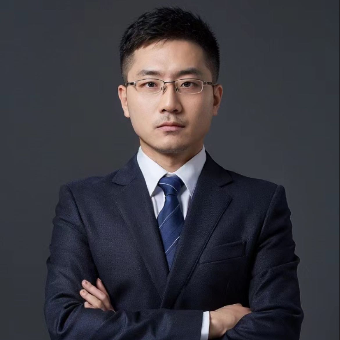 【Crypto Wave】：12.31 Cryptocurrency Market Bitcoin (BTC), Ethereum (ETH) latest market analysis reference, information interpretation,
Crypto Wave: 12.31 Bitcoin (BTC)) market analysis reference:
Yesterday, Bitcoin experienced a technical correction with oscillating upward movement, reaching a high of around 89,300 in the early morning before encountering resistance and pulling back. As of now, the price fluctuates around 88,500, maintaining a narrow trading range for the day. From the daily chart perspective, a double top pattern has recently formed at the daily level, and the consolidation still maintains a slightly bearish trend framework. The price remains under pressure below the EMA30 moving average, and the Bollinger Bands are gradually narrowing and turning downward after converging. Currently, the price is trading between the middle and upper bands of the Bollinger, with the range further compressing. The lower band (85,624.7) provides strong support. Although the J value of the KDJ indicator shows signs of turning upward, the three lines are still below 50, indicating a weak zone, and no effective golden cross has formed yet. The short-term rebound is merely a technical correction and unlikely to reverse the medium-term bearish pattern. The selling pressure at resistance levels above will continue to restrict the rebound height.
Extending from the short-term hourly chart to the 4-hour level, the Bollinger upper and lower bands are slightly opening, and the price oscillates around the middle band. In the short term, support is provided by the middle band and the intersecting EMA7, EMA15, EMA20, and EMA30 lines. On the technical indicator front, the three lines of the KDJ are diverging upward, with K at 55.63, D at 47.78, and J at 71.35. The K and J values have broken above the 50 mark, strengthening the bullish signals in the short term. The MACD indicator is also turning stronger, with DIF crossing above DEA to form a golden cross, and the histogram shifting from negative to positive, indicating a slight release of bullish momentum. However, it should be noted that recent rebounds to the upper boundary of the range have not been able to stabilize effectively, showing weak continuation of the bullish trend. The overhead selling pressure clearly suppresses upward movement, making short-term breakthroughs unlikely. The market is likely to continue oscillating within the range, with a trading strategy favoring shorting at rebounds.
Crypto Wave: 12.31 Short-term reference for Bitcoin:
Long position: Buy in the 85500-86500 range, stop-loss at 84500, target 87500-88500,
Short position: Sell in the 89000-90000 range, stop-loss at 91000, target 87500-86500,
Crypto Wave: 12.31 Short-term reference for Ethereum:
Long position: Buy in the 2875-2905 range, stop-loss at 2800, target 2950-3000,
Short position: Sell in the 3020-3050 range, stop-loss at 3100, target 2950-2900,
The article is time-sensitive, and the opinions are for reference only. Do not operate blindly! I hope everyone can stick to their principles regardless of market fluctuations, stay rational and calm. Seize opportunities, make precise decisions, and ride the waves in the ocean of investment to harvest wealth and growth!!!#BTC #ETH 