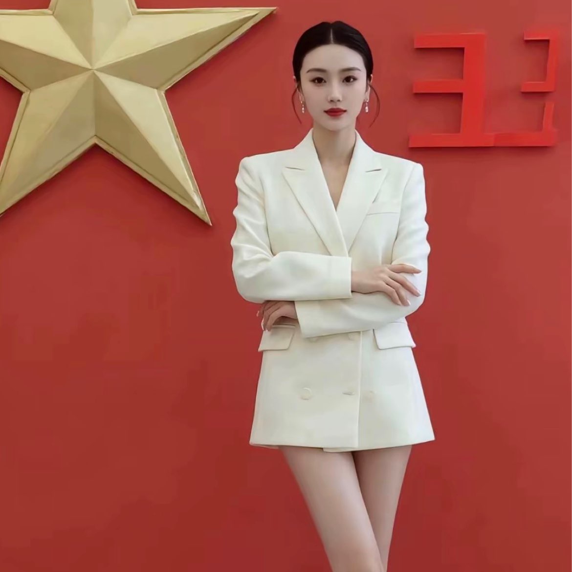 $OFC  I bought 10,000 yuan worth, and now I have only 6,000 left. OFC digital currency (extremely high risk + a severe crackdown in China)
I. Domestic warning: OFC (Wanwei Coin) is an old-school pyramid-scheme scam
The police exposure list is explicit: OFC Wanwei Coin is a virtual-currency pyramid-scheme fraud, long ago classified as illegal, involving a huge amount, with collapses and people running off in multiple regions
• Model: recruiting people, tiered rebates, static high-interest “principal protection,” a typical Ponzi scheme
• End result: you can’t withdraw, the platform shuts down, funds are wiped out, and there’s no way to seek redress
II. Overseas similarly named worthless coins (multiple OFC, no unified legitimate coin)
1. OneFootball Club (football OFC)
On the Ethereum/Base chain, a football fan token; extremely low market cap, very poor liquidity, very few retail users; volatility that surges and crashes wildly; no major exchanges listing it; extremely high risk
2. Gaming OFC and adult-content OFC
Most are small knockoff “air coins,” with no real on-the-ground use, unclear/opaque code, and highly centralized control used to manipulate and cut investors
III. National legal red lines (must read)
China strictly bans the issuance, trading, speculation, and fundraising of virtual-currency tokens in full
• Virtual currencies are not legal tender and are not protected by law
• Taking part in speculation, investing, recruiting people—suspected of illegal fundraising, pyramid schemes, and fraud—means your funds are not protected, and it’s extremely easy to end up losing everything
IV. One-eye way to spot OFC scam characteristics
• Promises of principal-protected high yields, “only up, never down,” lying-flat and earning dividend payouts
• Only tradable on private apps/small platforms; cannot transfer on decentralized chains; withdrawal restrictions apply
• Frenetically recruit downlines to take commissions, with multi-level rebates
• The team is anonymous; the whitepaper is fabricated; no open-source code; no real business operations
⚠️ Strong warning: stay away from all OFC-related coins. Don’t top up, don’t recruit, and don’t participate in any private placement/airdrop/staking
Do you want me to help you verify which OFC scheme you have in hand and whether it’s a high-risk “running away after a scam” one?