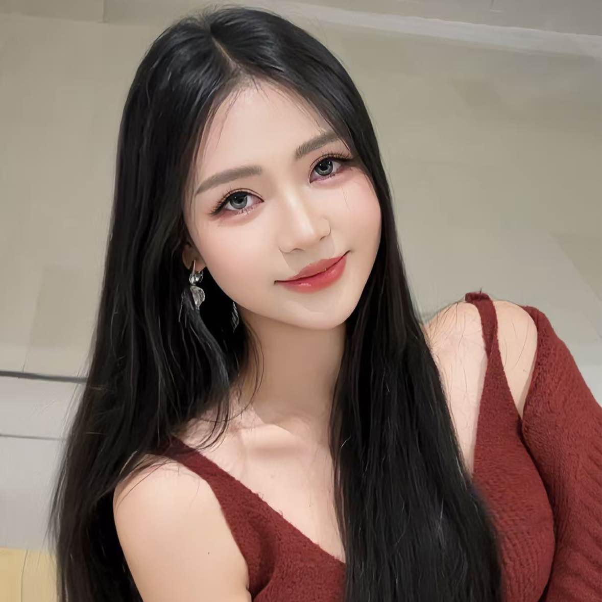 BTC, ETH, SOL Night Market Analysis
Good evening everyone. The overall cryptocurrency market is currently in a volatile consolidation state tonight, especially Bitcoin with repetitive price action and breakout signals appearing at multiple timeframes, yet price has failed to effectively break lower. The battle between bulls and bears is intense, making short-term trading increasingly challenging. Below, I provide detailed night market trend analysis and trading strategies for the four major cryptocurrencies: BTC, ETH, SOL, and BNB. The core trading logic remains unchanged—everyone should strictly execute according to the levels provided.
BTC (Bitcoin)
Bitcoin's night market volatility is extreme with repetitive choppy price action. Although both larger and smaller timeframes show breakout patterns, price has failed to deliver an effective decline, maintaining a typical weak consolidation structure.
Trading Strategy:
• Short positions: Continue holding the previously provided short idea with a strict stop loss at 70700. As long as this level is not broken, the downside target is 68500-68000 range; profits can be taken gradually upon reaching this level.
• Long positions: Do not blindly chase the bottom. Patiently wait for the market to decline to the 68500-68000 support zone before attempting to scale into longs. If the short stop loss at 70700 is effectively broken, it signals the end of the near-term downtrend and the market will enter a rebound phase. Watch the first resistance at 71500; only a successful break above this level provides an opportunity for further rallies toward 76000.
ETH (Ethereum)
Ethereum is following Bitcoin's price action at night, maintaining weak oscillation with no change to the near-term bearish trend. Technically, there are no obvious reversal signals yet; operationally, the primary approach remains shorting on rallies.
Trading Strategy:
• Short positions: Keep the stop loss on held shorts at 2160 unchanged. As long as this level holds, the bearish trend continues with the first target at 2100. If 2100 breaks, watch further support at 2050-2020.
• Long positions: Wait for the market to pull back to 2050-2020 before positioning longs. If the 2160 short stop loss is hit, it indicates near-term downside momentum is exhausted and the market will begin a rebound. Watch resistance levels at 2230, 2250, and 2300 above.
SOL
SOL's night action is relatively weak, overall maintaining range-bound declines with bears in control. Near-term volatility is relatively modest; operationally, strictly manage stop loss levels and avoid stubbornly holding positions.
Trading Strategy:
• Short positions: Set short stop loss at 90. As long as this level holds, the downside target is 88 first; after 88 breaks, continue targeting the 86-84 range.
• Long positions: Patiently wait for price to pull back to the 86-84 support zone before entering longs. If the 90 stop loss is broken, it signals the near-term downtrend has ended and the market will turn to rebound. Watch resistance at 92 and 95 above.
$BTC   ‌$ETH  ‌$SOL  ‌#加密行情震荡 