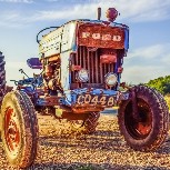 (1) Short Selling Strategy (Current Trend Following)
- Entry Conditions: Price rebounds to the 2130-2140 zone (current resistance level), with 1-hour K-line showing signs of stagnation and increased bearish volume
- Stop Loss: 2205 (above previous high, invalidating bearish thesis)
- Take Profit Targets: First target at 2080, second target at 2020 (previous lows)
- Position Size: 5%-10% of total funds, leverage 10-20x (no more than 10x for beginners)
2. Swing Trading (Daily Chart Level, Suitable for Medium to Long Term)
Currently, ETH remains in a mid-term upward channel (11.58% increase over 30 days). Short-term pullbacks are normal adjustments:
- Long Entry: Wait for a pullback to the 2000-2050 zone (strong support), and build positions in stages after daily chart shows signs of stabilization
- Stop Loss: 1950 (breaks key support, trend reversal)
- Take Profit Targets: 2300-2500 (previous resistance levels)
- Position Size: 10%-15% of total funds, leverage 5-10x, hold for 3-7 days #加密市场回涨 #ETH 