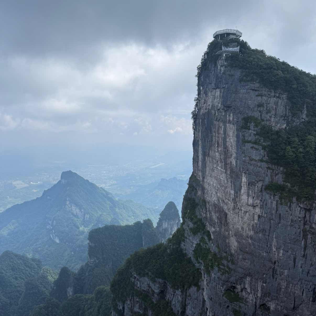 April 3rd Bitcoin Market Analysis  
Lack of rebound strength, clear bearish trend, it's the right time to short  
The rebound is a trap, and the bearish structure is unbreakable  
From the 1-hour candlestick chart, this rebound from 2,017 is essentially a technical correction after being oversold, not a trend reversal:  
Moving averages are suppressing the price layer by layer: the long-term MA99 (2,075.98) forms strong resistance above the price, while the short-term MA7 and MA25 are flat near the current price level. The price has failed to break through the moving average bands effectively, forming a typical "rebound encountering resistance" pattern. The 2,060-2,080 range is a difficult ceiling to surpass.  
Weak candlestick patterns: the rebound highs from 2,167.85 and 2,077.64 are continuously decreasing, showing a typical "descending flag" consolidation. After the consolidation ends, a new round of sharp decline will begin.  
Trading suggestions:  
Buy in stages around 2050-2060 (rebounds to the moving average resistance zone), add positions if it breaks below 2040.  
Keep an eye on Bitcoin's overall trend; if Bitcoin rises, reduce positions early to avoid risk! $ETH 