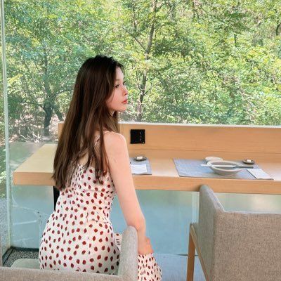 Last night, I found out Kelp DAO was hacked, so I pulled out all my rsETH, $50😂  
Aave has nearly $300 million in bad debt, and now the USDT deposit rate on Aave has skyrocketed to over 13%.  
After discovering the anomaly, I immediately swapped all the listed prices on Arbitrum into ETH. Because the hacker didn't dump on the chain DEX, rsETH was still unpegged at the time, so I sold almost at a 1:1 ratio.  
Why didn't the hacker dump? More details later.  
In short, when you see cross-chain bridge issues, run first.  
【What is rsETH】  
Kelp is one of the largest liquidity staking protocols on Ethereum. rsETH is similar to Lido's stETH, a re-staking version: deposit ETH to get rsETH tokens, then use the tokens everywhere—lending, LP, cross-chain.  
Just on Aave, there are $940 million worth of rsETH used as collateral, with integrations across Compound, Gearbox, Morpho, Fluid, Euler, Pendle.  
116,500 rsETH, valued at $292 million at the time, was drained in one go. This became the biggest DeFi security incident of 2026, surpassing the $285 million Drift hack two weeks ago.  
【How was it stolen】  
The problem again lies with the cross-chain bridge. Kelp uses LayerZero's OFT cross-chain solution, which is based on a Lock & Mint model: transferring rsETH from L2 back to the mainnet, where the mainnet vault locks the real rsETH, and the L2 mints a wrapped version.  
rsETH across more than 20 chains relies solely on the mainnet vault's backing.  
The attacker forged a LayerZero cross-chain message, called the EndpointV2 contract's lzReceive method, directly draining the vault. Once drained, all rsETH on all chains instantly turned to air.  
About 10 hours earlier, the attacker used Tornado Cash to obtain initial funds. With one transaction, they took $292 million.  
The Kelp team froze the contract in an emergency 46 minutes later. The attacker tried two more times, each time with 40k rsETH (about $100 million), but all attempts failed because the contract was already paused.  
In 46 minutes, they saved $200 million.  
【How they cashed out】  
The hacker didn't dump on DEXs because slippage would be huge, and they couldn't get a good price. Instead, they deposited the stolen rsETH into Aave, Compound, Euler as collateral, and borrowed about $236 million in WETH while the oracle still reported normal prices.  
Once rsETH de-pegged, these loans would never be liquidated. The bad debt would just be left to the protocol.  
That's also why I was able to escape; the hacker preferred borrowing and cashing out rather than dumping, and rsETH hadn't de-pegged in the short term, giving a window of opportunity.  
【What happened to Aave】  
First, let me clarify: Aave itself was not hacked, and its contracts are fine. The issue is that Aave listed rsETH as collateral, which then became a problematic asset.  
This isn't unique to Aave. All lending protocols share the same underlying logic: collateral value > loan value is safe.  
If the collateral value drops too fast, liquidation can't keep up, and no one wants to take over, it results in bad debt.  
Once an asset becomes ultimately non-repayable, any lending protocol faces the same problem.  
Currently, rsETH on Aave is frozen, with a reserve size of $1.31 billion, zero available liquidity, and Max LTV set to zero.  
52,580 rsETH are locked inside, unable to be withdrawn.  
Aave is the top lending protocol on DeFiLlama, with a TVL of about $20 billion.  
This V3 bad debt is estimated at around $177 million.  
AAVE tokens have dropped 10% in 24 hours.  
USDT deposits' APY has surged to 13.35%, because a large amount of WETH is locked as bad debt, liquidity is tight, and lending rates are soaring across the board.  
Last year, Aave launched the Umbrella Security Fund, which automatically reduces staker shares to cover bad debt when it occurs.  
This was the first real stress test since launch. Can it cover $177 million? Hard to say.  
If not, the DAO treasury or socialization will have to step in.  
【Scope of impact】  
Not just Aave. SparkLend and Fluid have frozen rsETH markets, Lido has paused earnETH deposits, Upshift has suspended related vaults, and even Ethena, which has nothing to do with rsETH, preemptively paused the LayerZero bridge for 6 hours.  
A single bridge vulnerability has shaken half of the DeFi lending market.  
Kelp has had its second incident in a year.  
Last April, a fee contract bug caused rsETH over-minting, and Aave also froze once before, but no funds were lost then.  
This time, luck wasn't on their side.  
All in all, this kind of event is an inherent risk of DeFi's structural design.  
Lock & Mint is the most frequently attacked cross-chain bridge model in history: Ronin $590 million, Wormhole $326 million, BNB Bridge $570 million, Nomad $190 million, and now Kelp with $292 million.  
Reserves are concentrated in a single vault, and one failed validation can cause a full collapse.