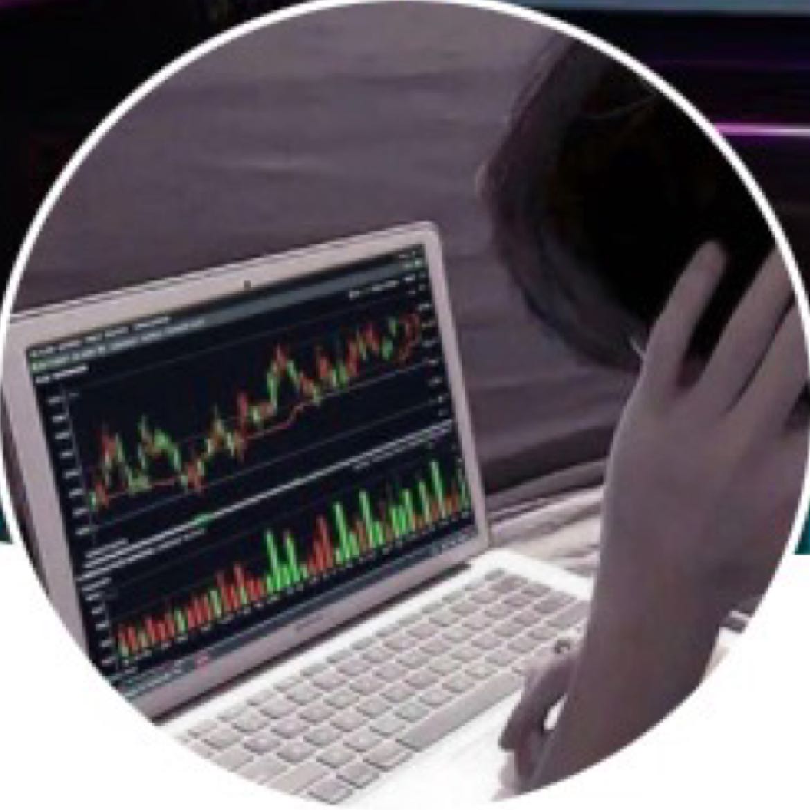 Boss Ten’s Ledger: One Trade Made Him a Legend, Two Put Him in the Grave
Laying out Boss Ten’s historical positions is like reading a crypto market fable.
$BTC This one was textbook: in at 77,750, out at 78,442.7, 100 BTC over three days, netting $68k. Going 10x all-in on a short swing trade and executing it decisively, taking profits cleanly—he clearly knows what he’s doing.
Unfortunately, the other two trades wiped out that respectable performance.
$SOL He held a 15,000-unit long position all the way from 132.26 to 99.5 for a full eight months, then finally cut his losses for $490k, a return of -247%. $XRP Even worse: 1.2 million units fell from 2.16 to 1.65, wiping out $620k in one stroke. The two altcoin trades bled a combined $1.11 million. The little profit from BTC barely made a dent.
What went wrong? Not the direction, but the discipline. BTC made money through “speed”—he didn’t overstay the trade, closing out in three days; SOL and XRP lost money through “endurance”—the more they fell, the longer he held, and the deeper the losses got. With 10x leverage and the whole account in, time wasn’t a friend; it was a noose.
One general’s success is built on countless bones, but this “general” only made $68k, while “countless bones” buried $1.11 million. What Boss Ten should really review isn’t that brilliant trade, but why he couldn’t bring himself to hit the stop-loss button either time.